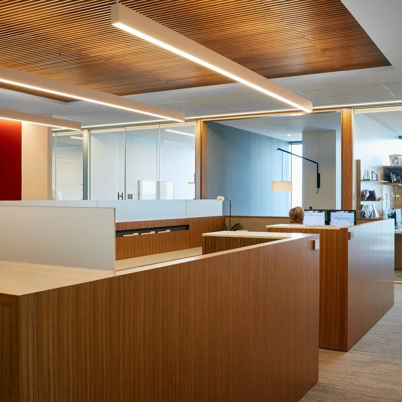 Workstations Walnut-panel workstations with high privacy screens