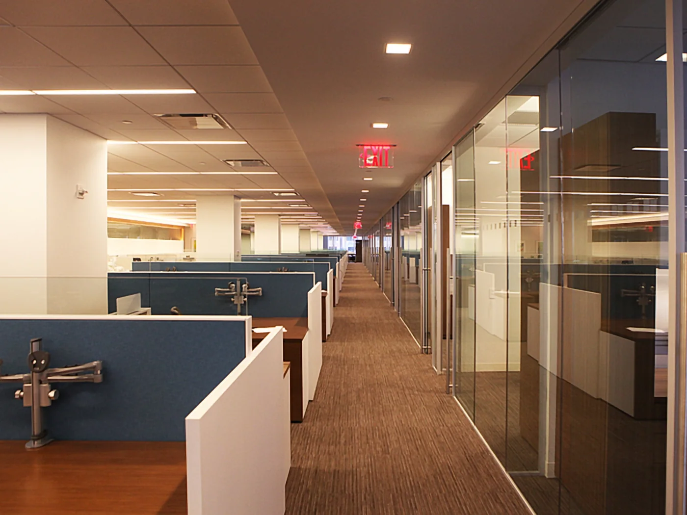 Alliance Bernstein — Glass walls · Workstations